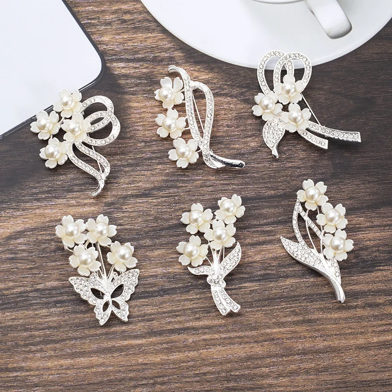 Vintage Flower Bunch Pearl Rhinestone Brooches For Women Wedding Crystal Bouquet Corsage Clothing Pins Jewelry Accessories