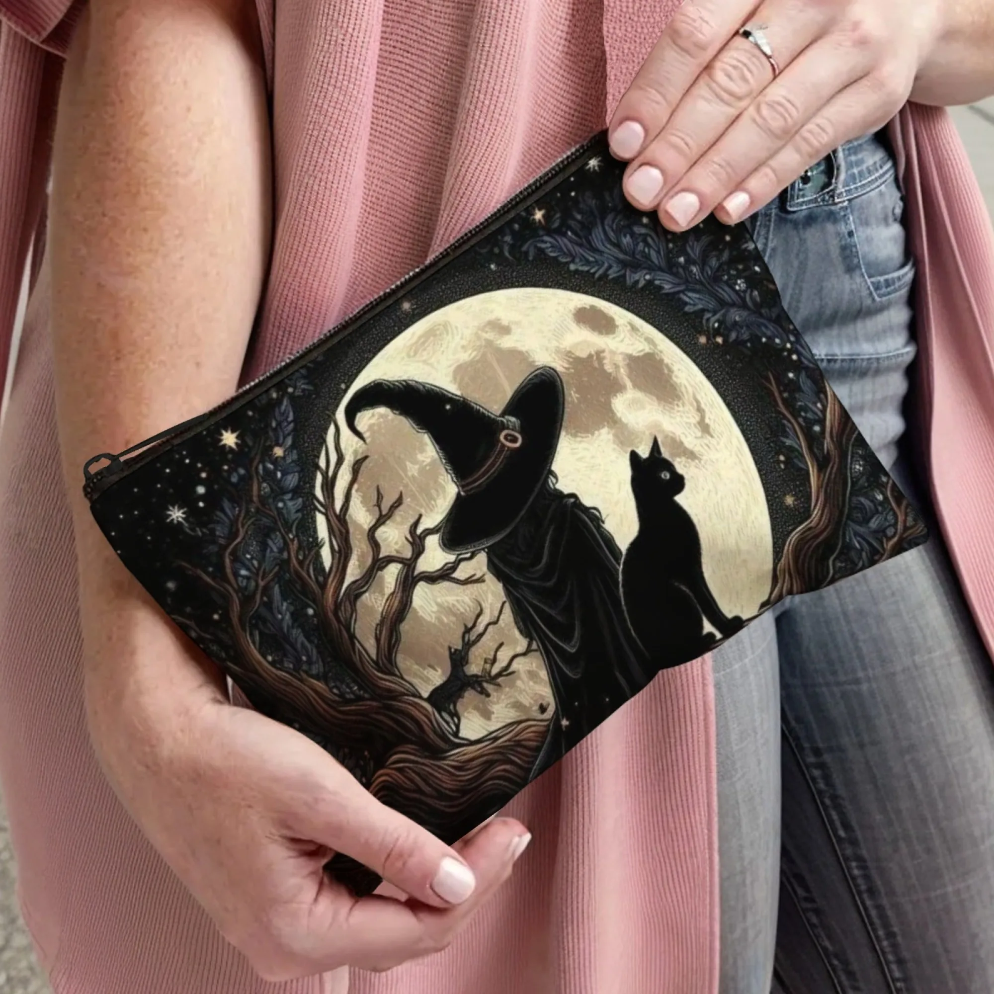 حقيبة مستحضرات التجميل الأنيقة للهالوين والساحرة والقطة السوداء، خلفية شجرة مضاءة القمر - ملحقات سفر لمتابعي النمط القوطي
