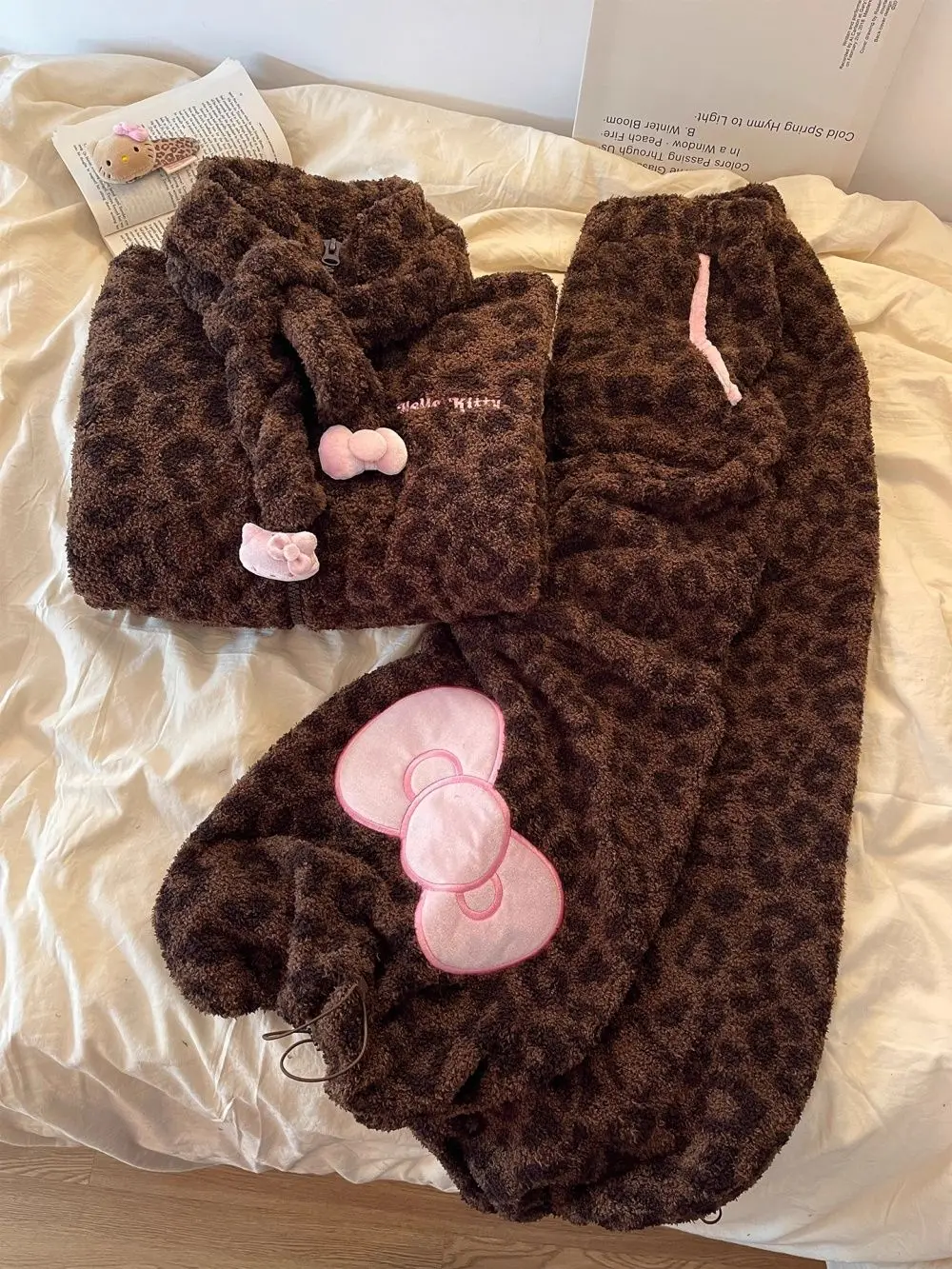 Setelan Piyama Hello Kitty Motif Leopard Bahan Coral Fleece dengan Ritsleting, Dua Potong, Pakaian Santai Musim Dingin yang Lembut, Pakaian Rumah yang Nyaman, Pakaian Tidur yang Hangat