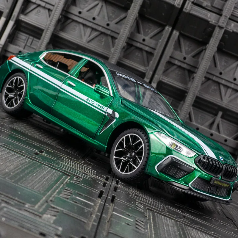 Simulação 1:24 modelo de carro em liga BMW M8, portas e capô do motor, porta-malas pode ser aberto detalhes ricos, acabamento fino