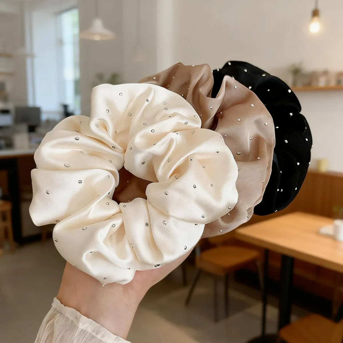 Lot de 3 chouchous en satin ornés de strass pour femmes, élastiques à cheveux brillants et cloutés, accessoires capillaires de luxe en soie pour coiffures quotidiennes et de soirée