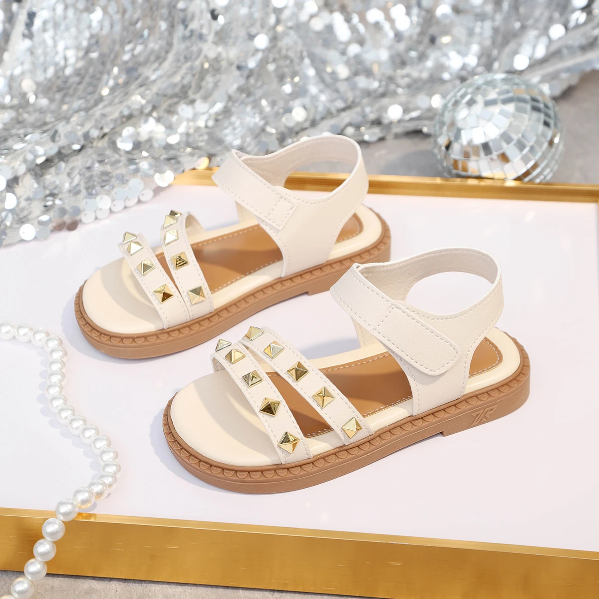 Little Girls Ankle Strap Leather Sandals 2026 New Summer Kids Beach Sandals with Rivets Non-slip Simple Retro School Party Flats