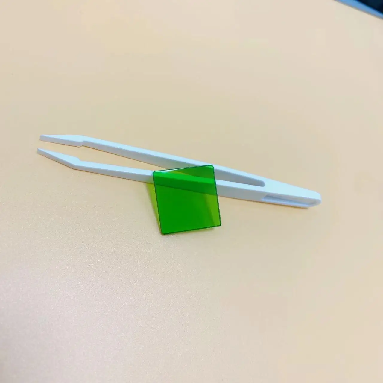 2 pezzi dimensioni totali 25x25x2mm quadrato 575nm luce verde IR Pass filtro vetro LB17 per lampada