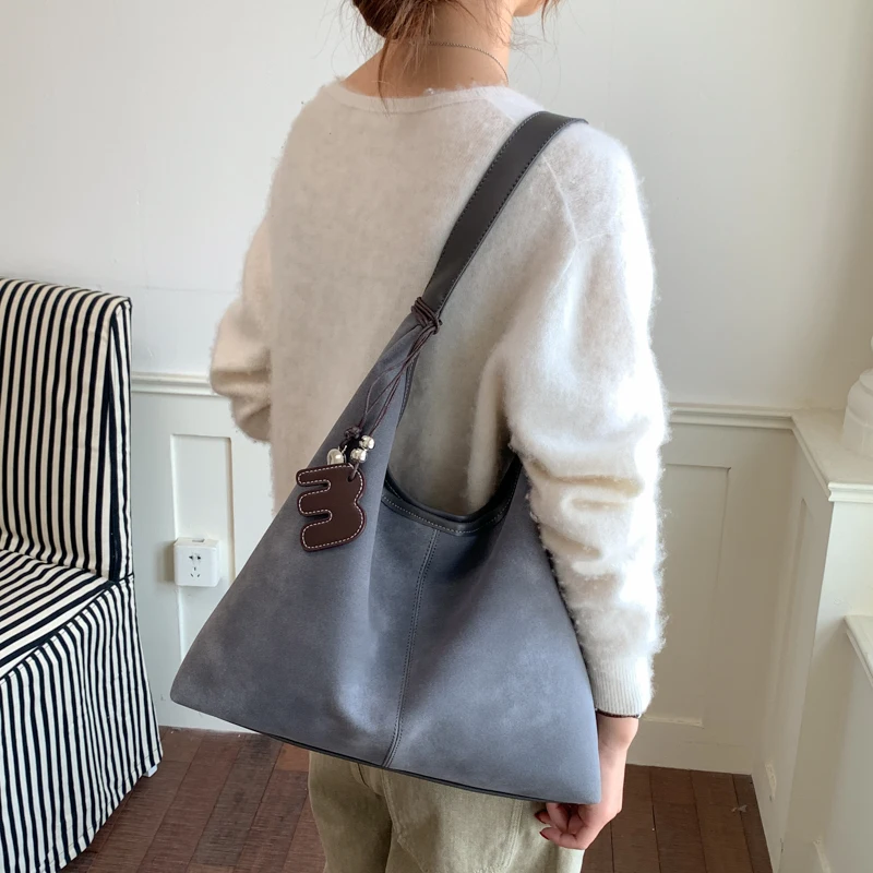 Women's retro style handbag, soft and large capacity single shoulder handbag, daily commuting bag