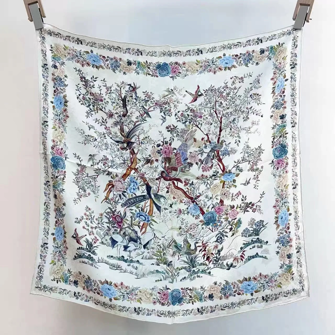 春夏新作手巻き縁4匁シルクスクエアスカーフ両面マルベリーシルクガーデン柄ユニセックス多機能