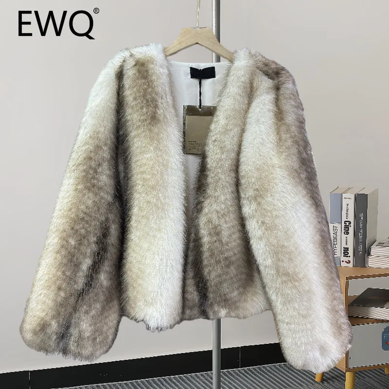 EWQ Gradient color Temperament Women's Big V-neck Fake Fur Coat Minimalist Design Keep Warm 2024 winter Fur Jacket 27X9284