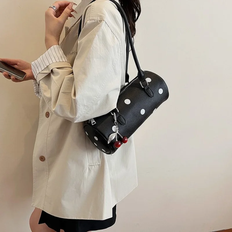 

Fashionable Ladies Messenger Bag Made Of Premium Leather Boasting Paris Style And Casual Vintage Elegant Look ​