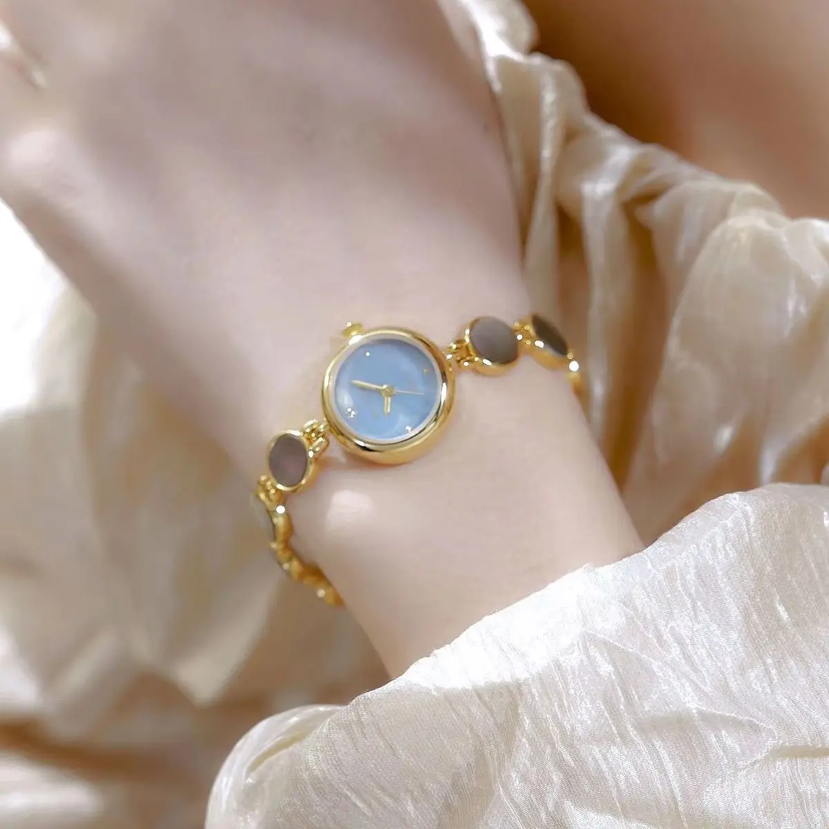 ساعات نسائية أنيقة جديدة لعام 2025 ماركة أصلية متقدمة صدف فاخرة للسيدات ساعة يد مقاومة للماء ساعة يد فضية