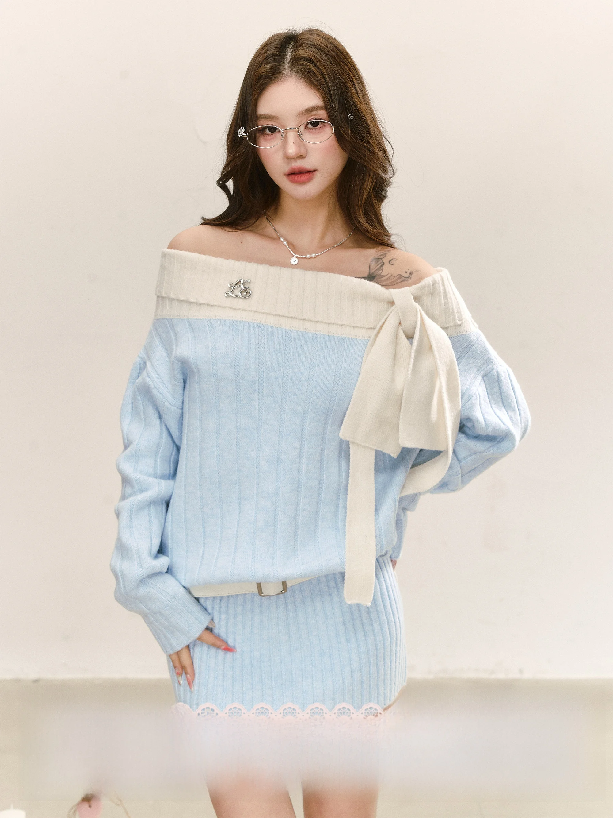

Вязаное платье Lennea Spring 2026 с одним открытым плечом, синее, с поясом, женское, с длинным рукавом, приталенное, для повседневной носки