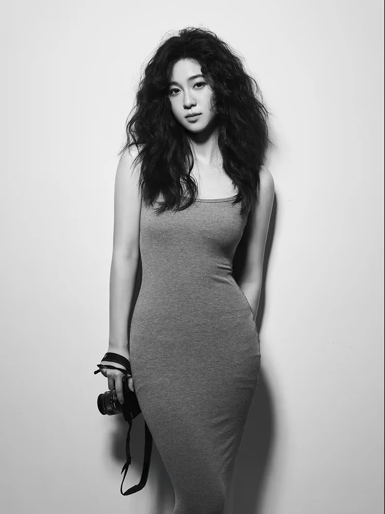 

Новая модная серая одежда для портретной фотографии 2026 года: простой стиль для журналов, высококлассная студийная атмосфера, художественная фотография для создания индивидуального образа.