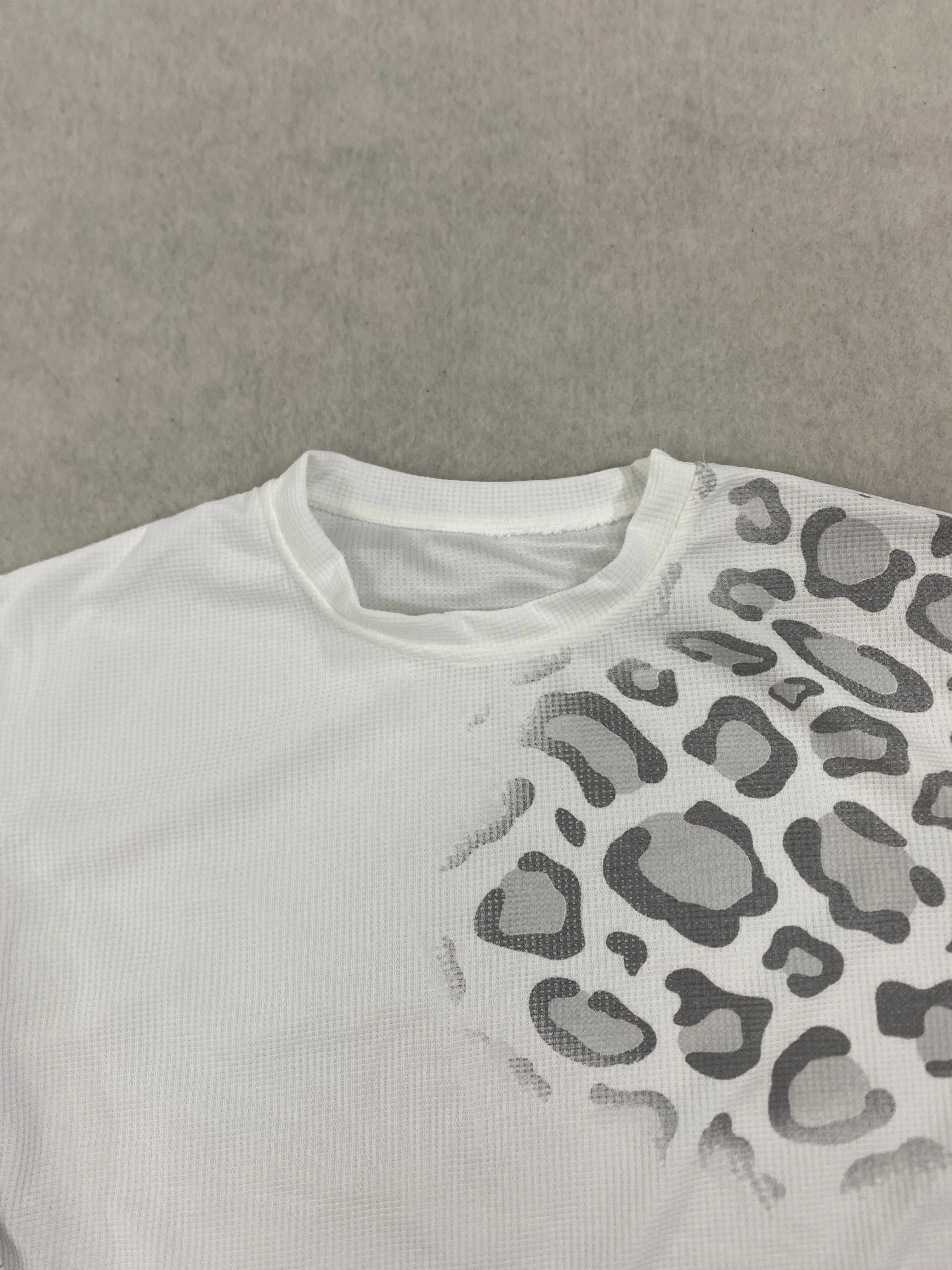 Herren Y2K Waffelstrick Langarm-Oberteil mit Leopardenmuster und Schriftzug, Locker Sitzendes Vintage Grunge Streetwear Casual Basic T-Shirt – Detail 4