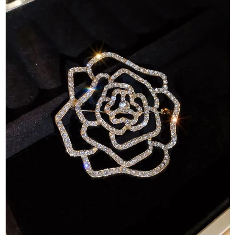 Broche elegante con logotipo de la Federación para mujer