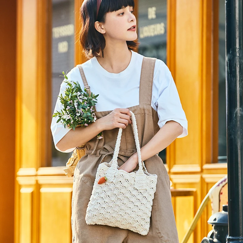 New Japanese and Korean ins bloggers with the same travel holiday woven crocheted one-shoulder hand-held small square women's ba