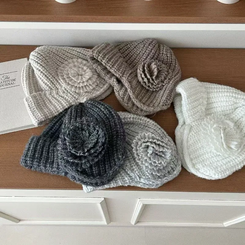 قبعات Beanies لحماية الأذن بتصميم زهرة حلوة للنساء للخريف والشتاء دافئة ومتعددة الاستخدامات ولطيفة بلون سادة للرجال