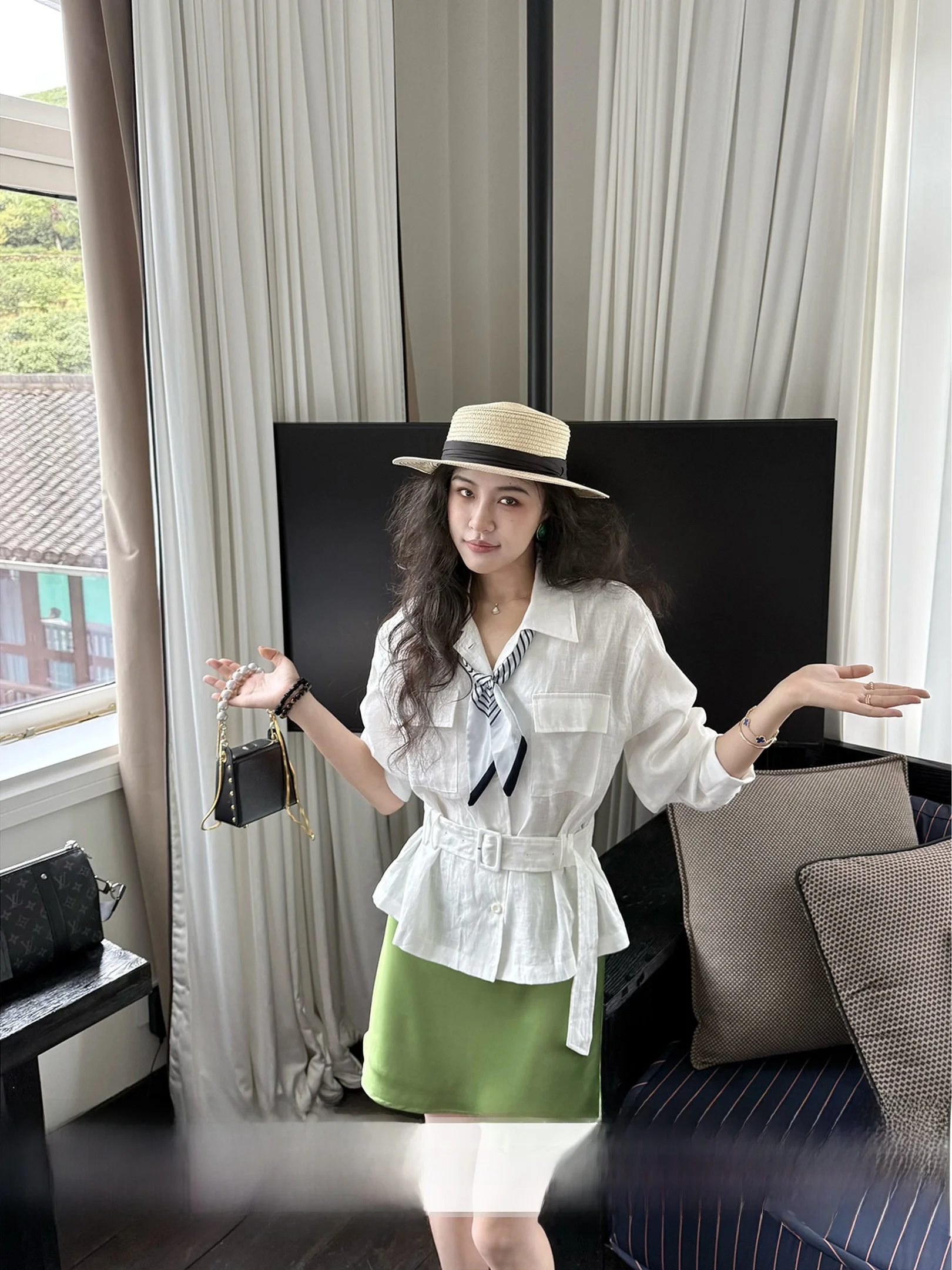 

Комплект женской одежды Zhang a Xing: рубашка Holiday Breeze с поясом, зеленый шелковый атлас, цветные блоки, стиль Old Money, летняя коллекция