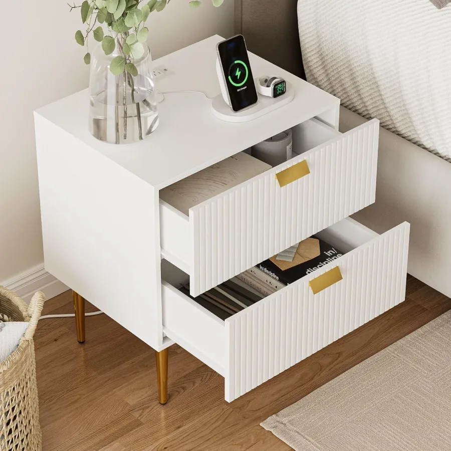 Grande comodino scanalato con stazione di ricarica integrata e presa tavolino dal design moderno di metà secolo per soggiorno o camera da letto