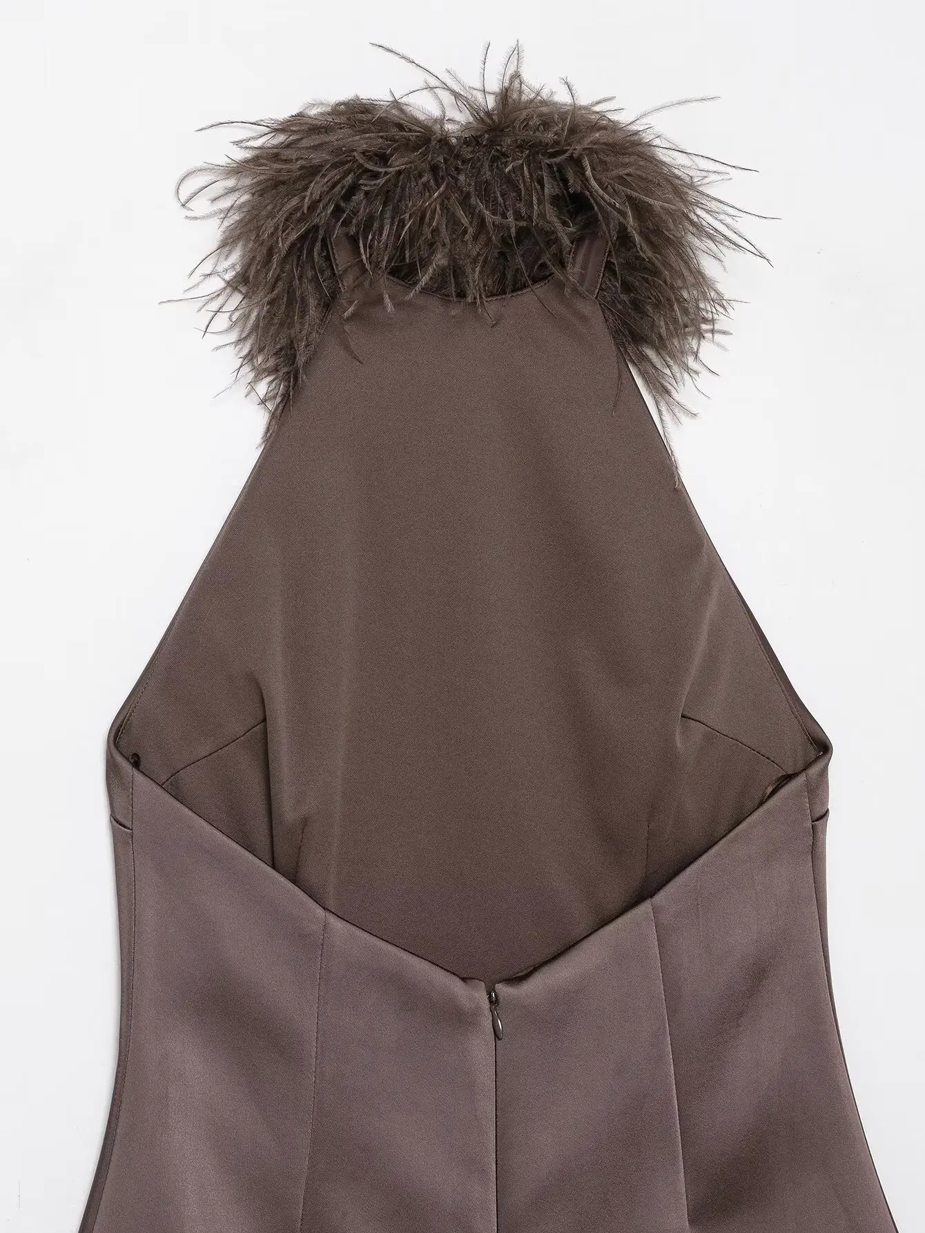 เดรสสั้นคอขนเฟอร์สำหรับผู้หญิง แฟชั่นโชว์หลัง ดีไซน์หรูหรา แต่งขนนก เหมาะสำหรับงานปาร์ตี้