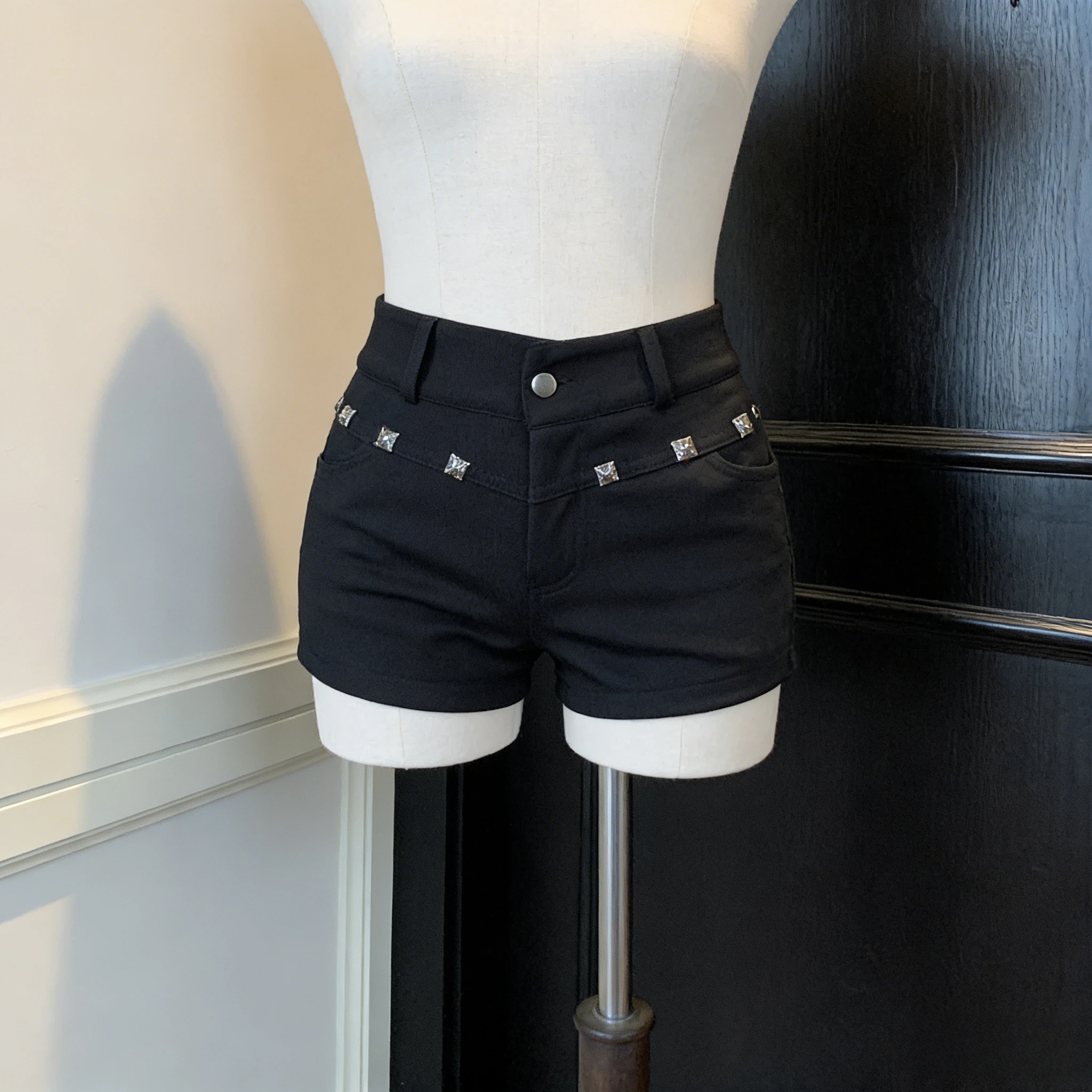 

2026 Harajuku Y2K Gothic Punk Denim Shorts Women High Waist Rhinestone Rivet Hot Pants Summer Streetwear Casual Slim Fit Chic