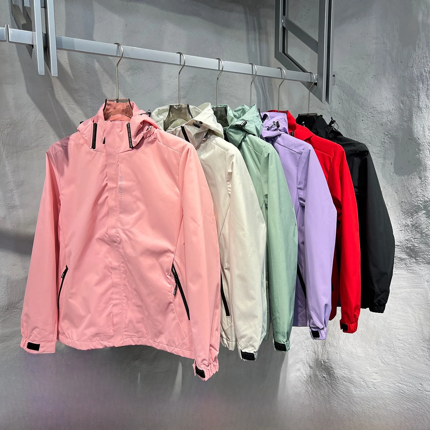 

Профессиональное уличное женское 3D индивидуальное водонепроницаемое ветрозащитное пальто с капюшоном, осеннее длинное пальто из полиэфирного волокна...