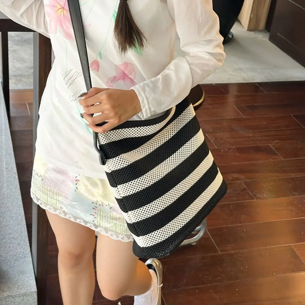 

Korean Style Black and White Striped Bucket Bag Large Capacity Lazy Style Woven Shoulder Bag Zipper Beach Handbag