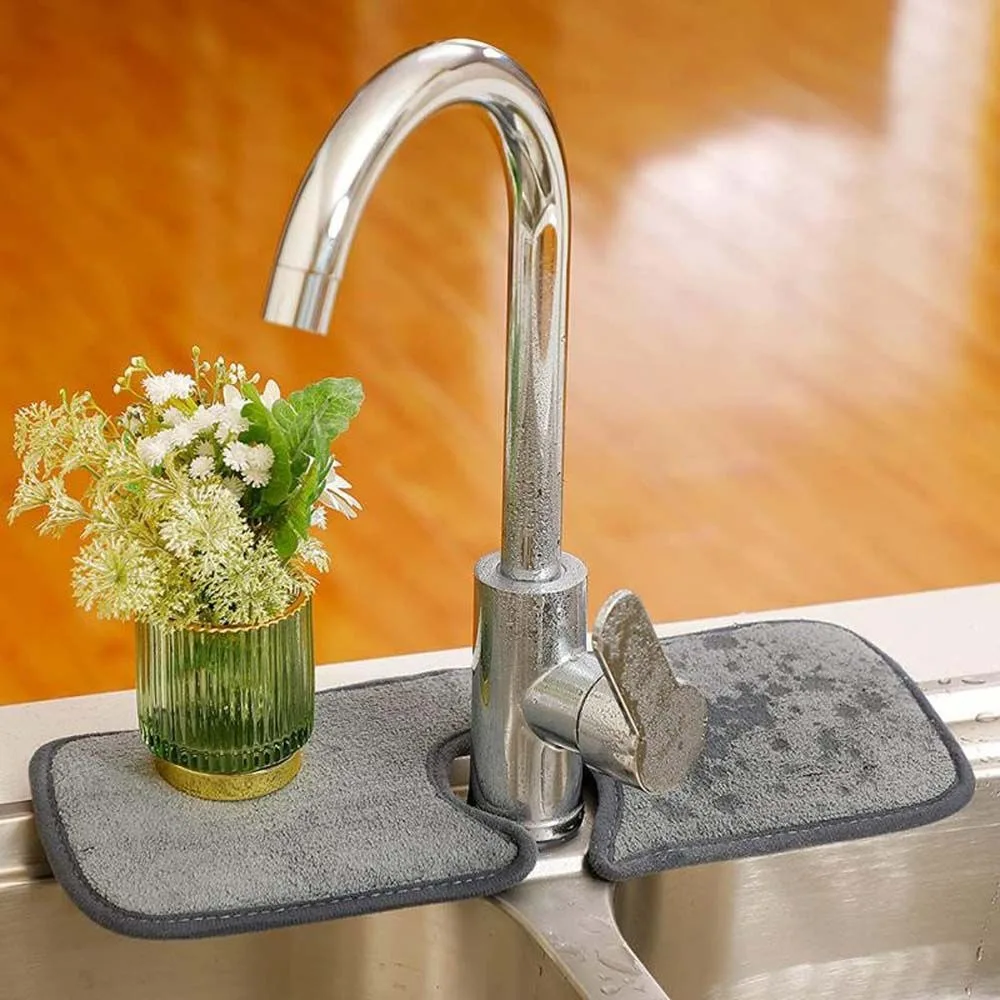 

Специальный коврик из микрофибры для кухонных смесителей, впитывающий воду и предотвращающий брызги, защищает столешницы в ванной комнате.