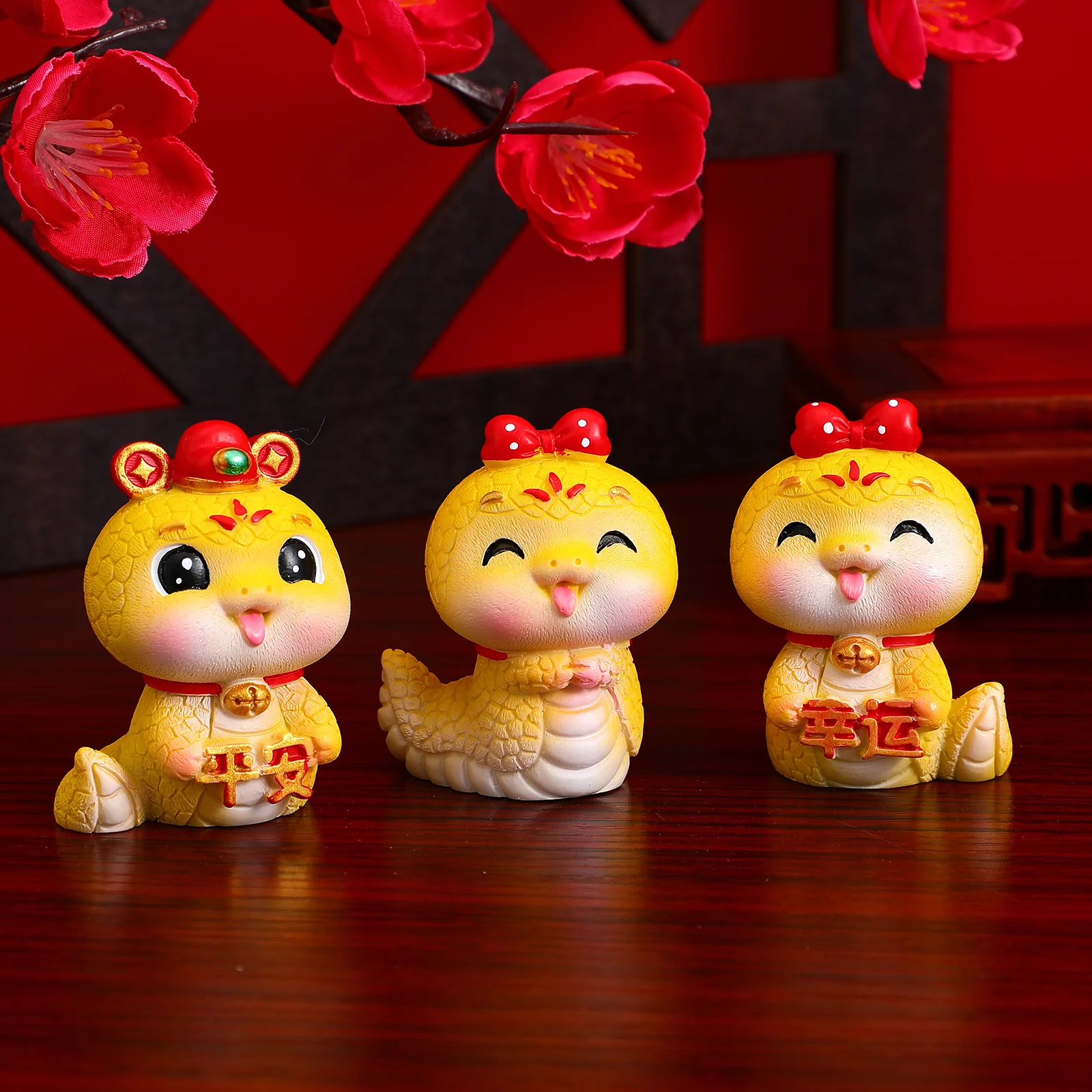 

3Pcs Cute Snake Sculptures Bright Colors Auspicious Designs Versatile Placement Home Decors Chinese New Year Festive Decorations