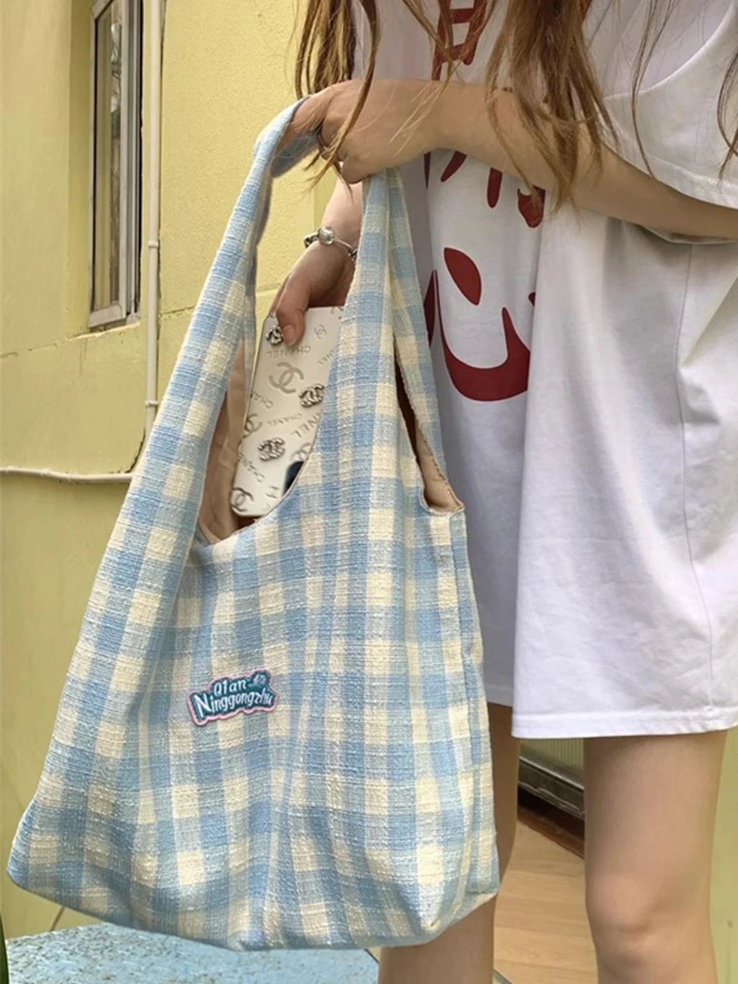 Nuevo bolso de hombro dulce a cuadros con letras bordadas para estudiantes universitarios con gran capacidad y bolso de lona versátil.