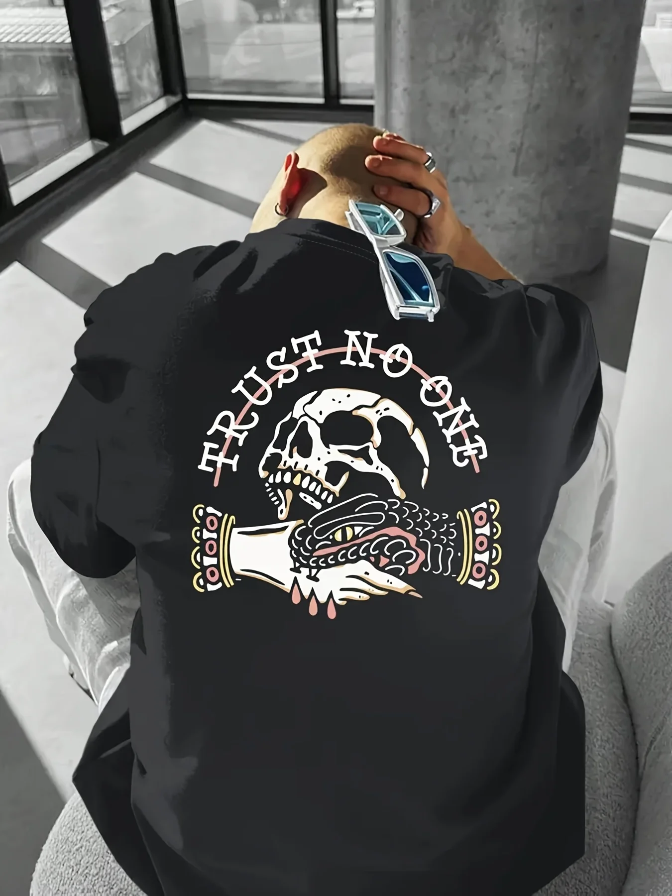 T-shirt pour homme avec imprimé graphique de crâne et de main, 100 % coton, parfait pour un style streetwear estival.