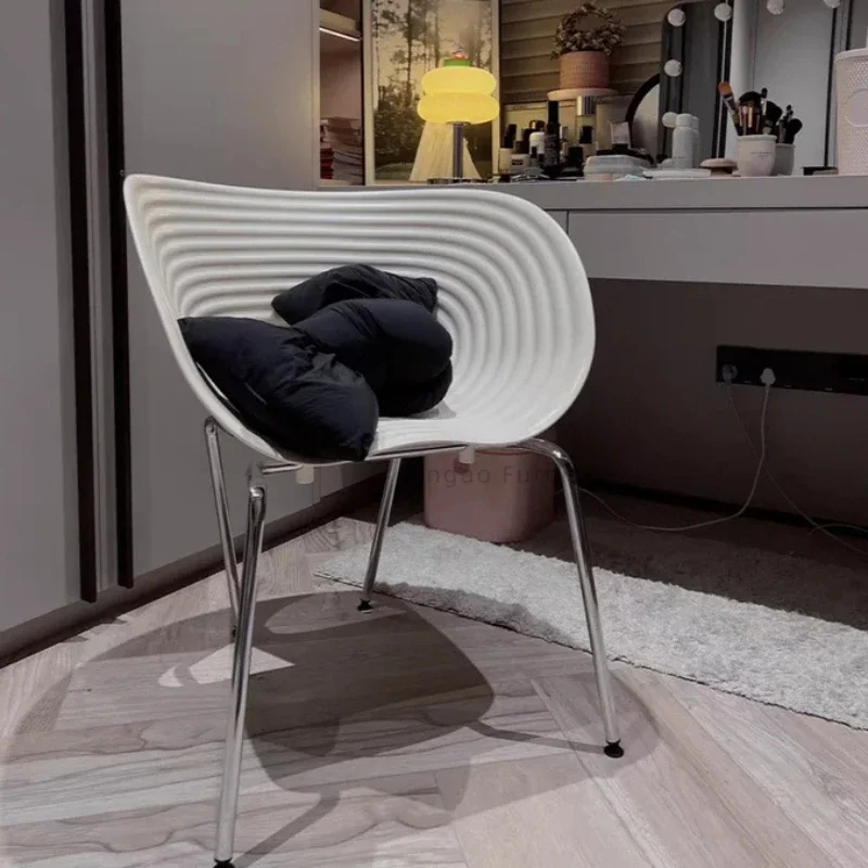 الشمال الفاخرة الأبيض شل تصميم كرسي بسيط البلاستيك الكتب كرسي المطبخ الطعام كراسي غرفة نوم مسند الظهر مضمد كرسي