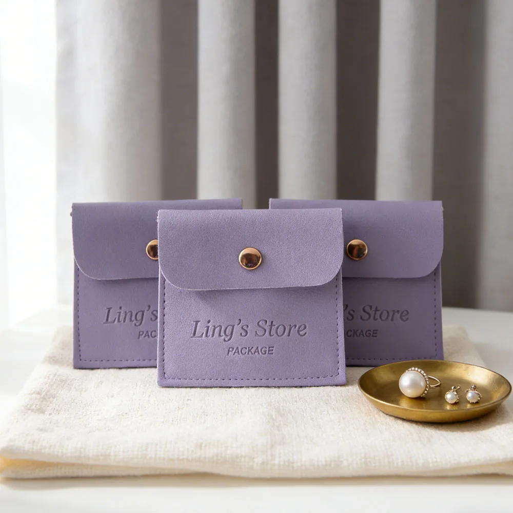 

50 шт. индивидуальный логотип из искусственной кожи фиолетового цвета 8x8 см, сумка на пуговицах для ювелирных изделий, конверт с клапаном, упаковка, сделай сам, дорожный мешок для хранения ювелирных изделий, пылесборник