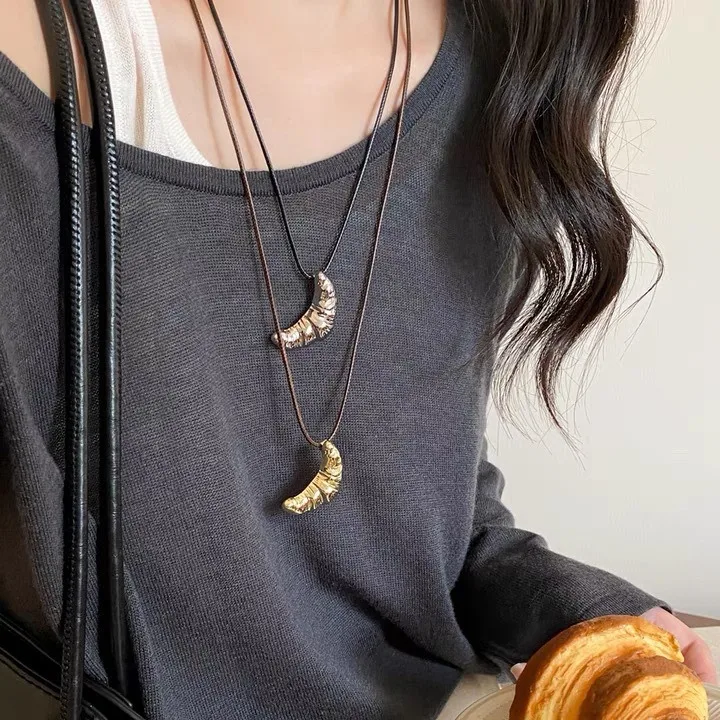 

Korean minimalist croissant black rope necklace with new temperament, artistic design, niche personality, long chain