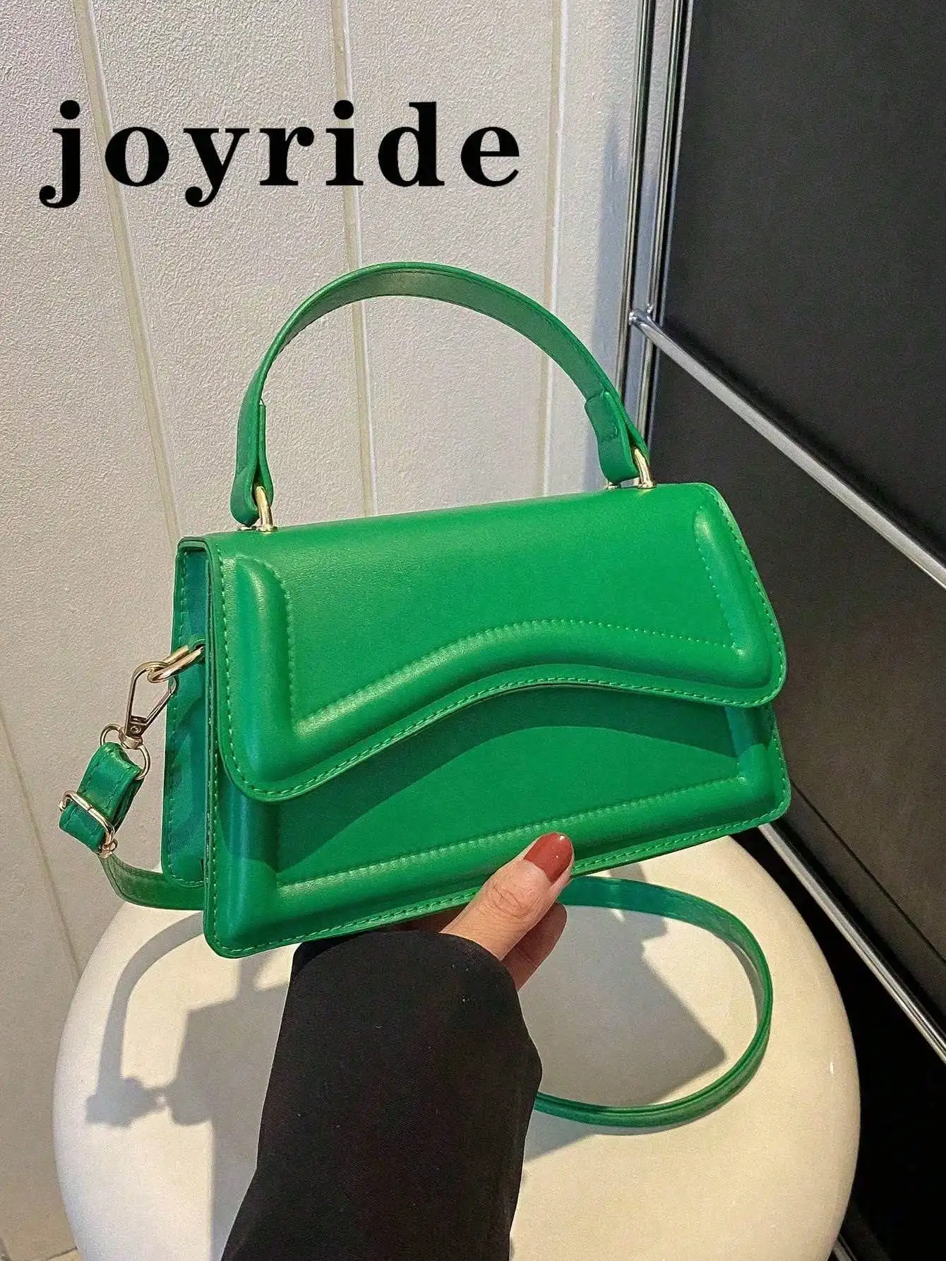 

Ярко-зеленая структурированная мини-сумка с верхней ручкой и волнистым клапаном