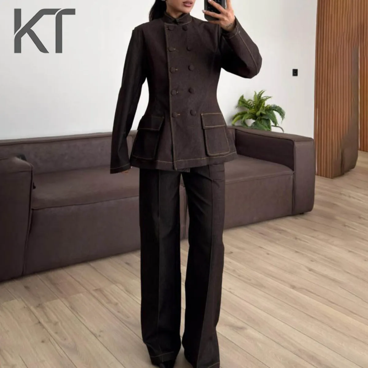 

Комплект из двух предметов KT: темно-синяя джинсовая куртка с воротником-стойкой и двубортной застежкой и брюки с высокой талией, новинка 2026 года
