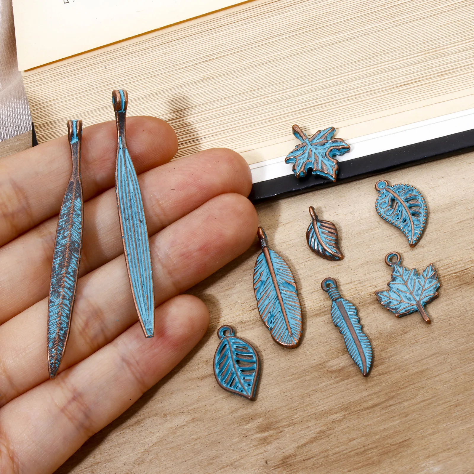 50/100 PCs Vintage Bohemia Charms Pendants Antique Copper Blue Leaf Feather Patina Pendants for Necklace Earrings Jewelry Making