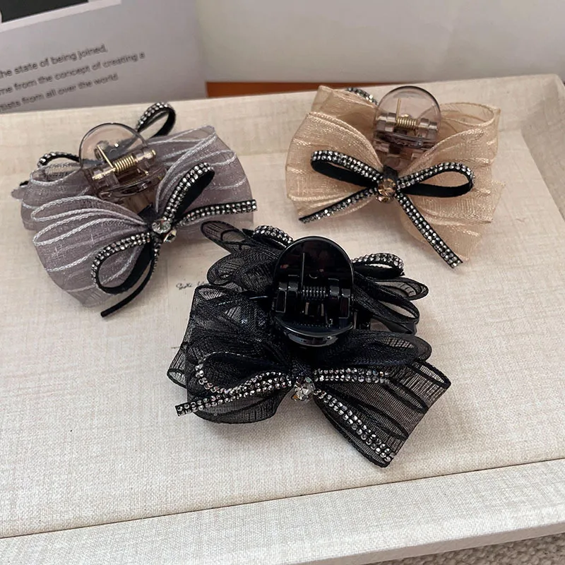 presilha-de-cabelo-elegante-pequena-de-seda-com-laco-e-franja-cravejada-de-diamantes-–-acessorio-de-cabelo-moderno