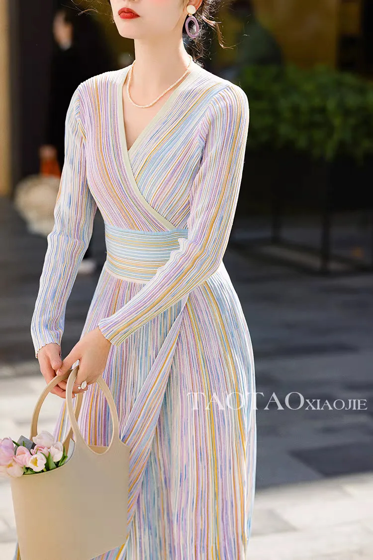 Pastellfarbenes Regenbogen-Gestreiftes Geripptes Strickkleid mit Überschnitt-V-Ausschnitt und Taillenbetonung, Dehnbares Wickelkleid, Romantisch-Chic, Trendig für Alltag und Dates – Detail 9