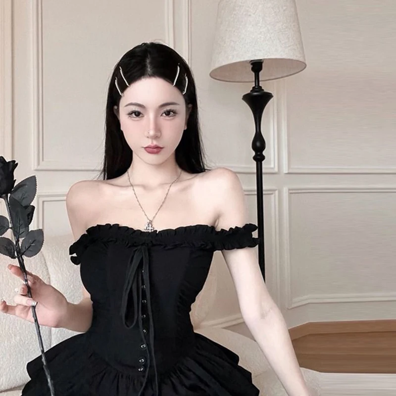 فستان نسائي قصير بدون أكتاف للحفلات بحمالات سوداء وحمالات منفوشة مهدب