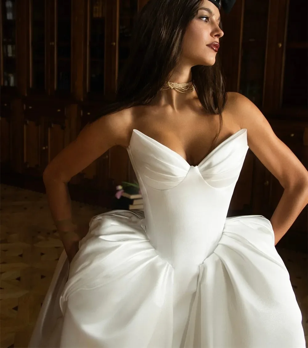 فستان زفاف عالي الجودة على شكل حرف a 2026 ثنيات على شكل حرف v بدون أكمام وأربطة من الساتان رداء حفلات الزفاف Vestidos De Noiva