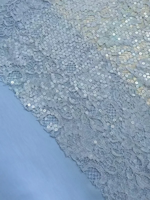 tecido-para-vestuario-azul-celeste-claro-com-renda-bordada-fita-transparente-e-lantejoulas-brilhantes-forro-interno-da-mesm