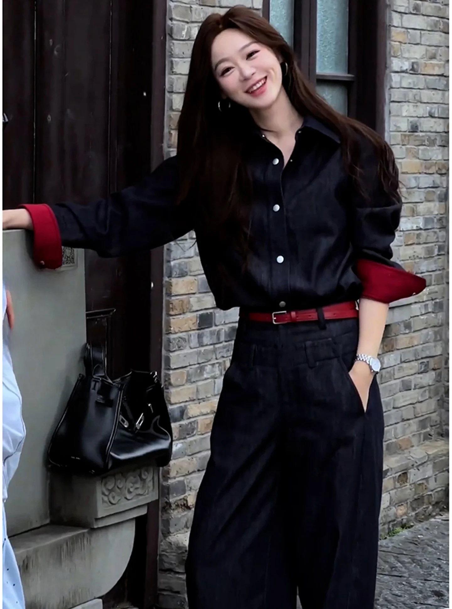 Conjunto de duas peças com calça jeans retrô e calça pantalona, estilo primavera elegante, casual e moderno para mulheres.