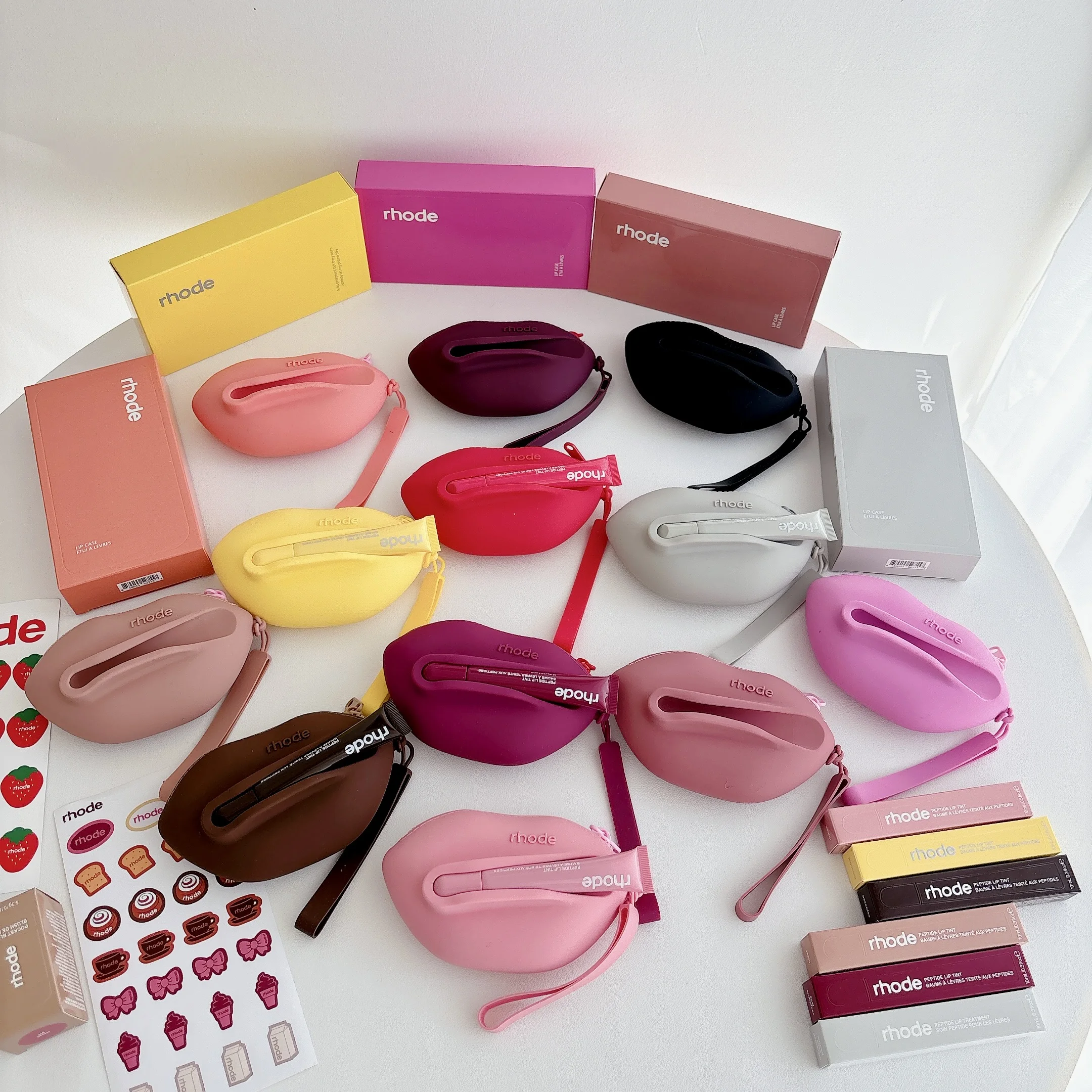 حافظة سماعة أذن من السيليكون الأصلي لأجهزة Airpods Pro3/Pro2، حقيبة صغيرة فاخرة مع حامل شفاه حصريًا للنساء، مع حزام معصم