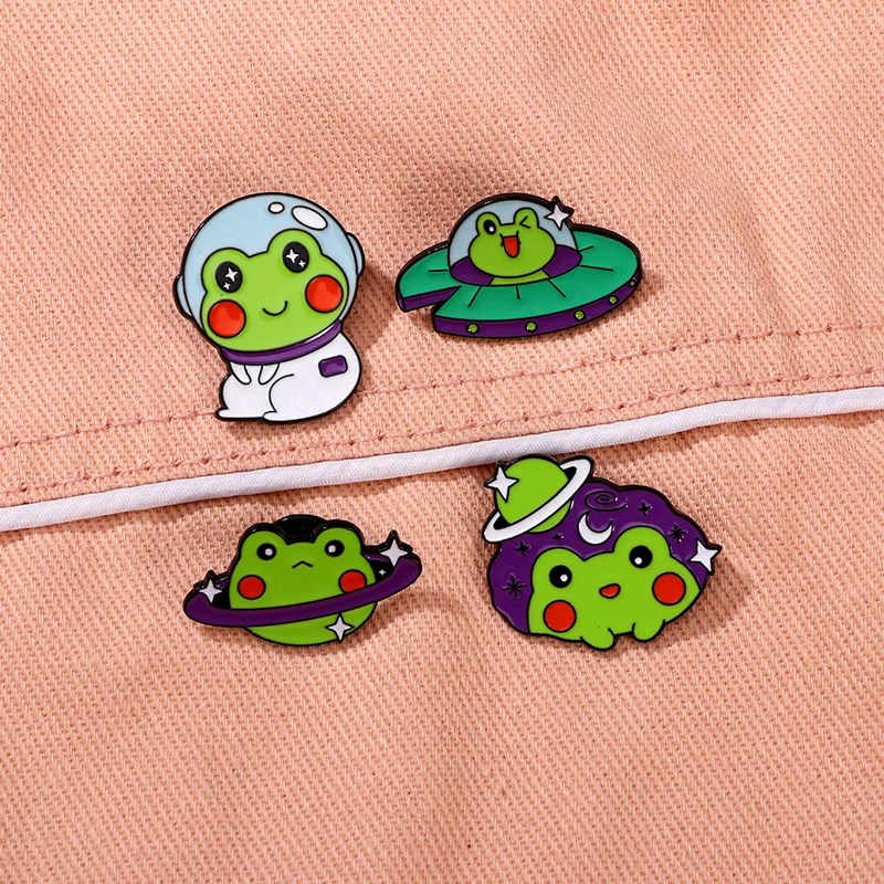 Cuterus Green Space Frog Collection Enamel Brooches Astronaut Frog Pins For Bag Hat Clothes Jewlery Decoration