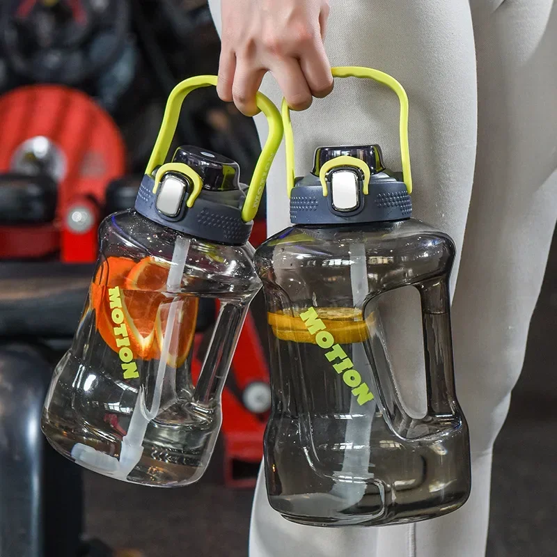 أسطوانة طن شفافة جديدة محمولة باليد: زجاجة مياه رياضية قابلة للحمل في الهواء الطلق، كوب طن للياقة البدنية من البلاستيك ذو سعة كبيرة