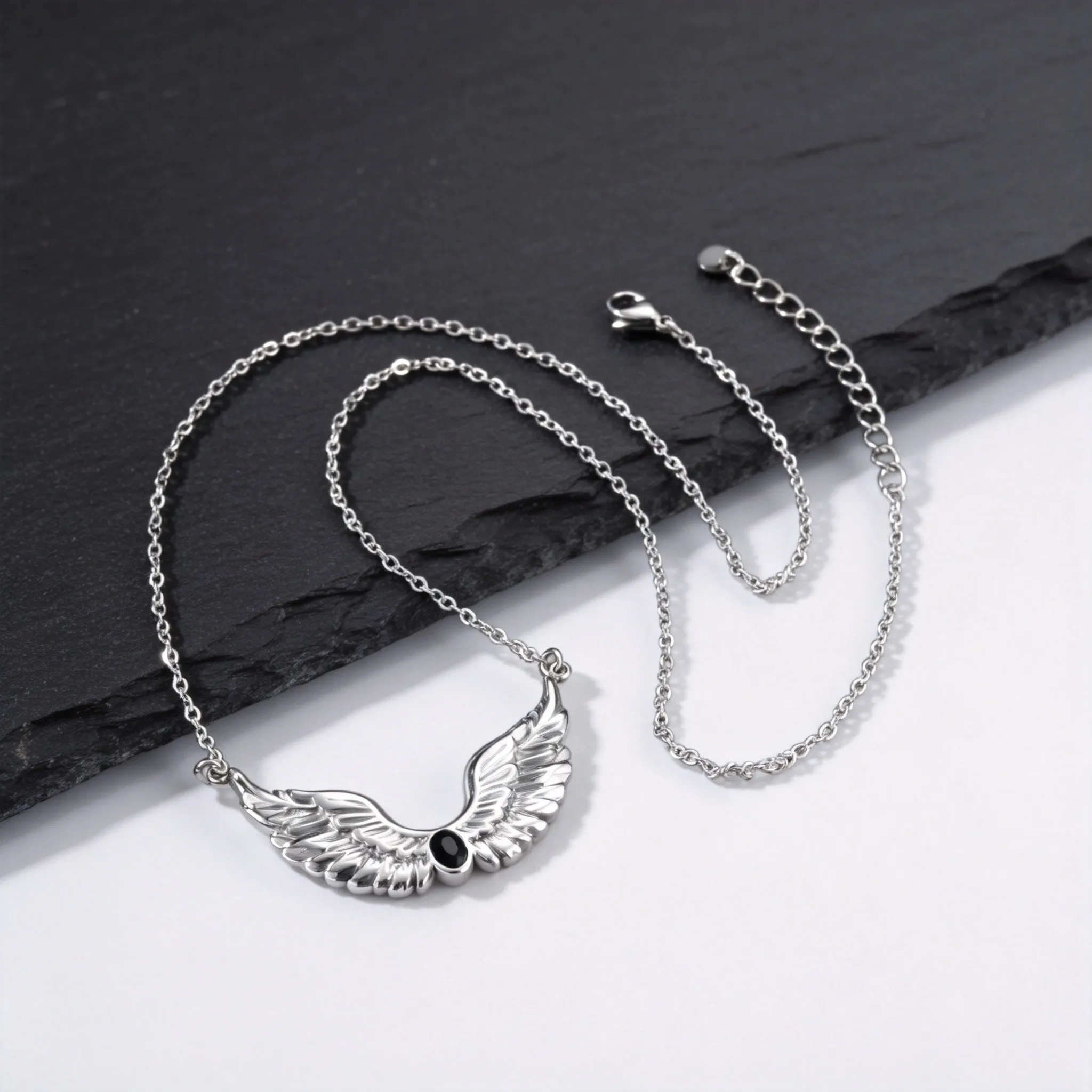 Punk-Engelsflügel-Feder-Halskette für Männer, Edelstahl-Choker mit blauen und schwarzen Zirkonflügeln, neues Schmuckgeschenk für Männer – Detail 4