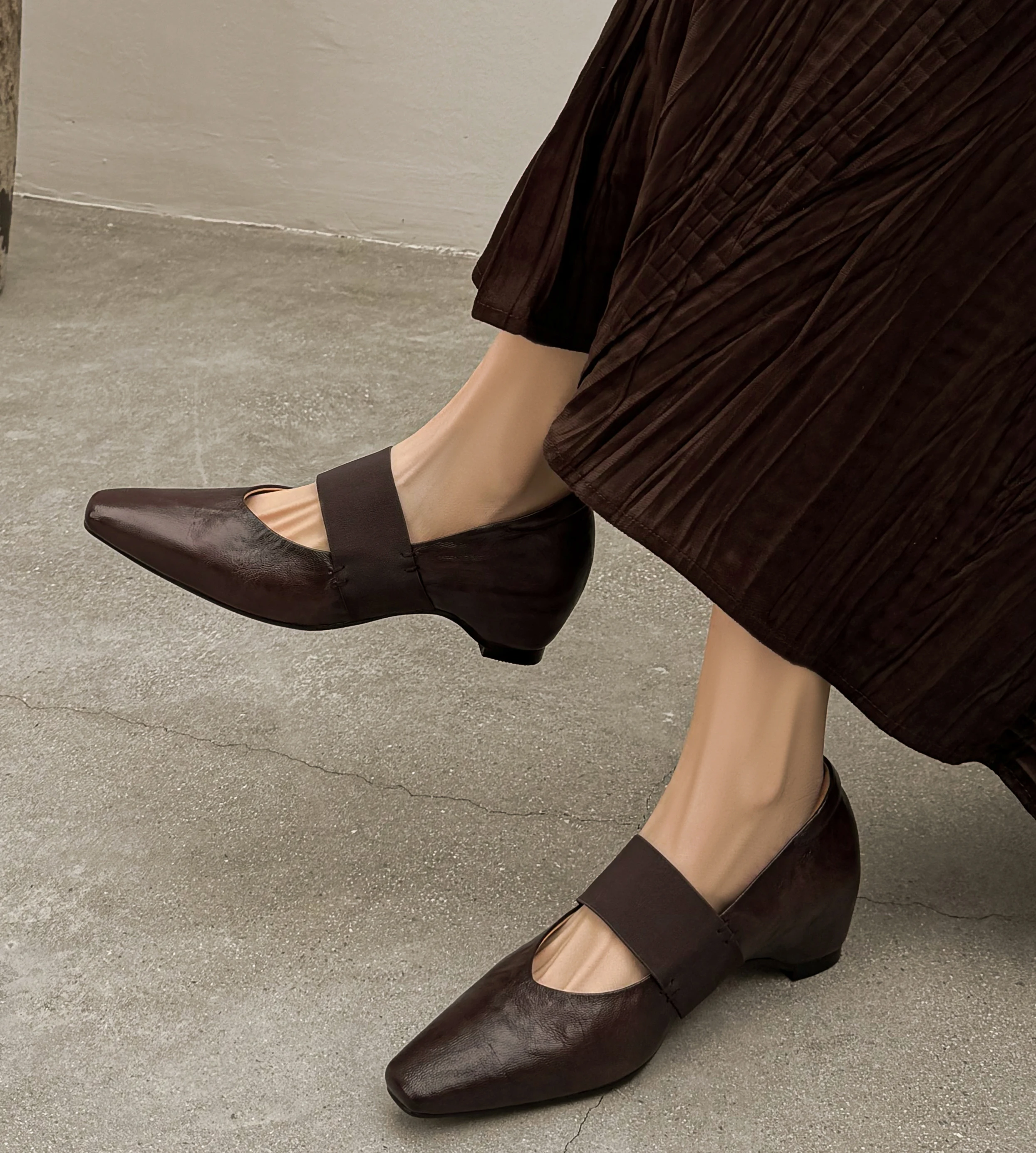 LIHUAMAO leather kitten heel retro mary jane shoes women chunky heel shoes pumps outdoor square heel pointed toe shoes elegance