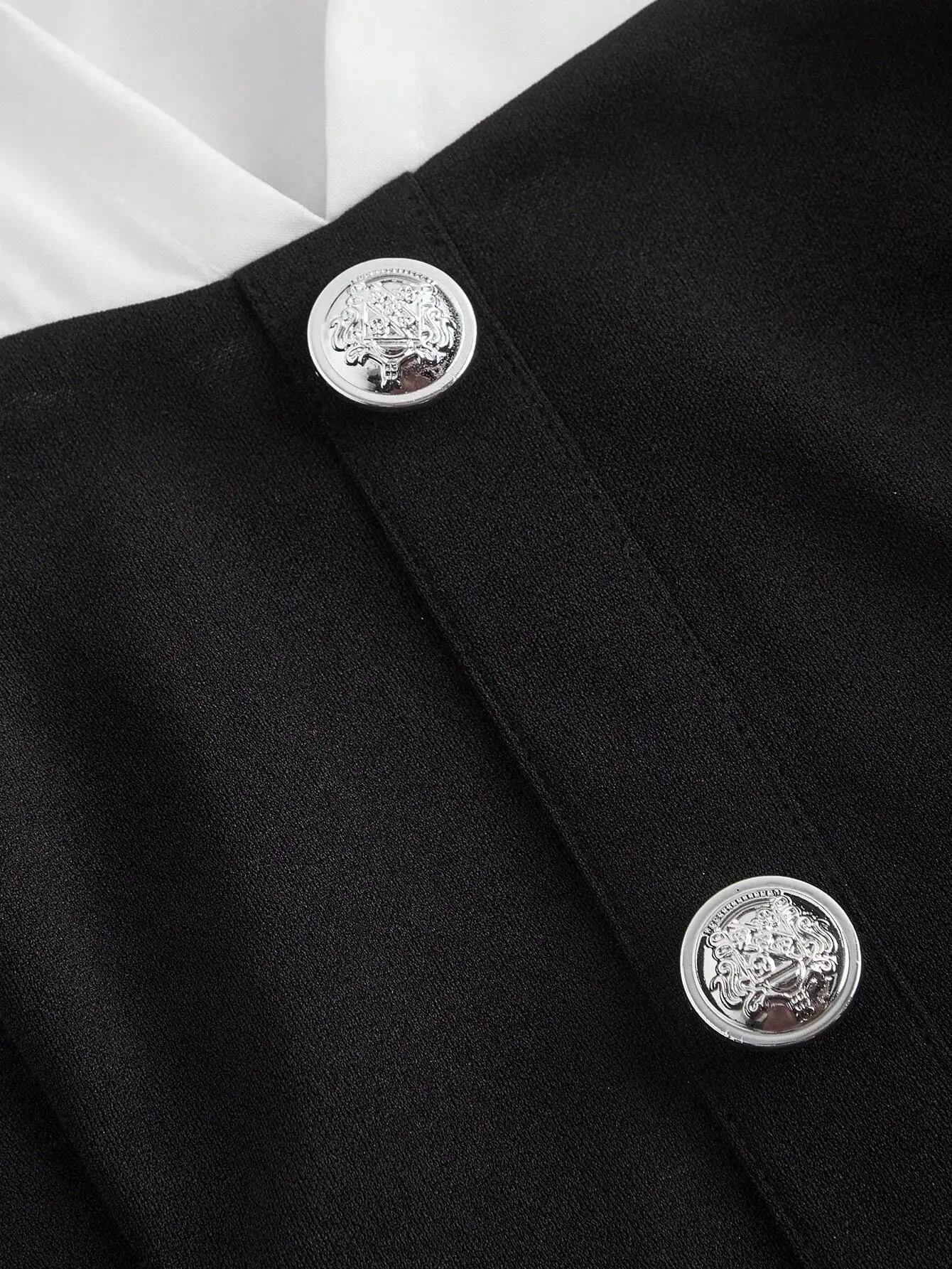 

Элегантная черно-белая рубашка на пуговицах с поясом для женщин