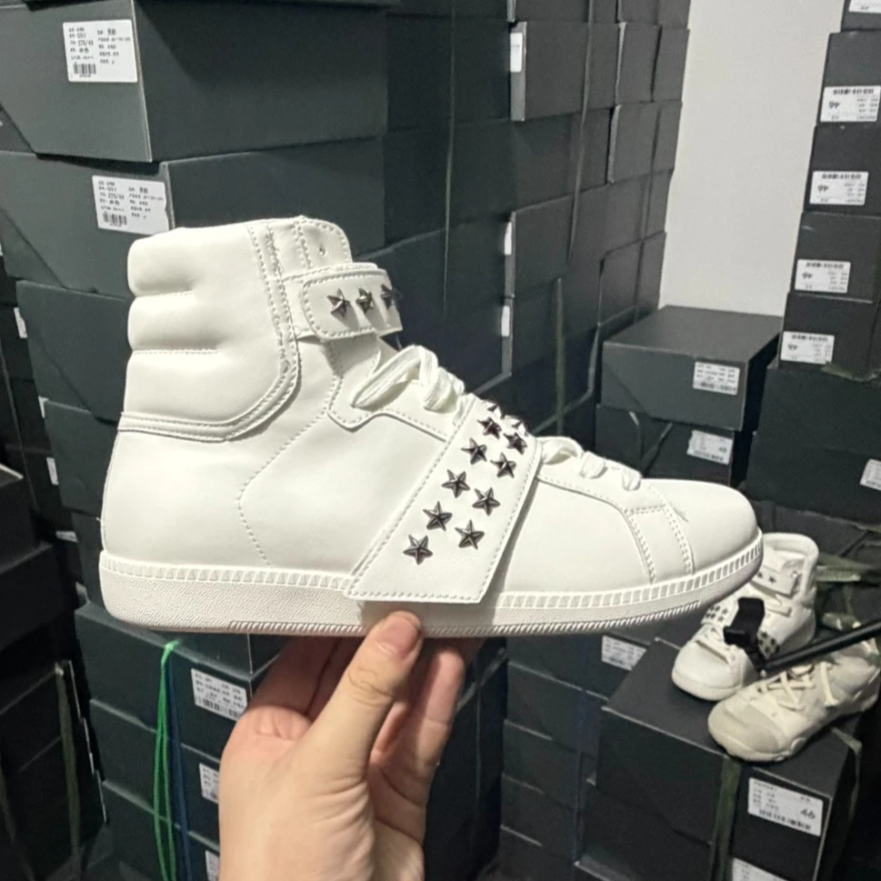 Schuhe für Herren Leder Freizeitschuhe Street-Trend Nieten High-Tops Flache Skateboard-Schuhe Paar-Coole Schnür-Sneaker
