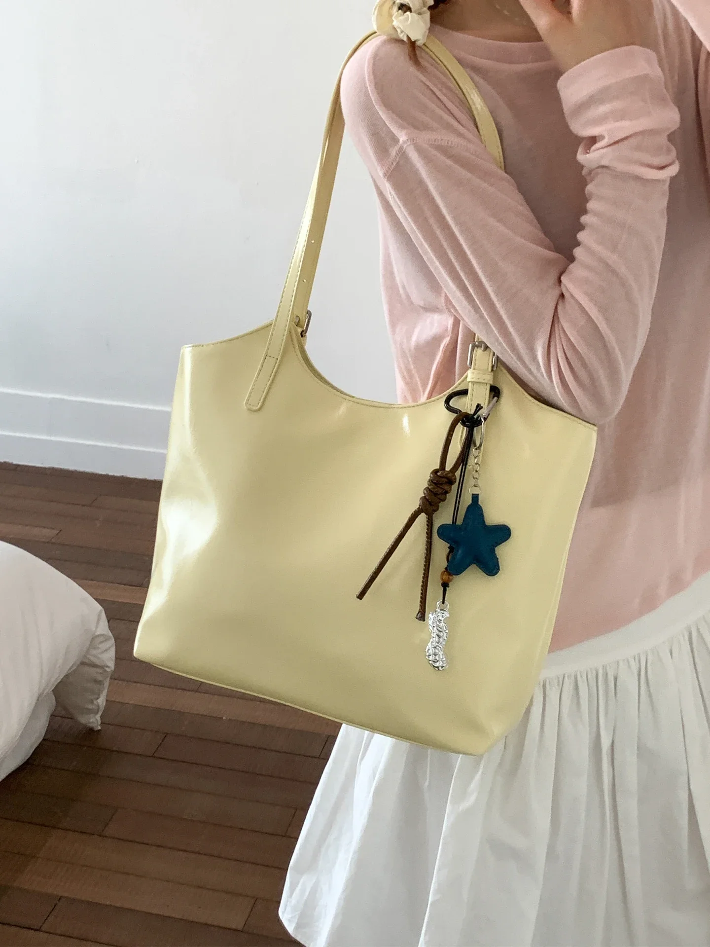 

Retro Large Capacity Shoulder Bag for Women High End Fashion Solid Color Commuting Tote Bags 2025 New Simple Daily Handbags
