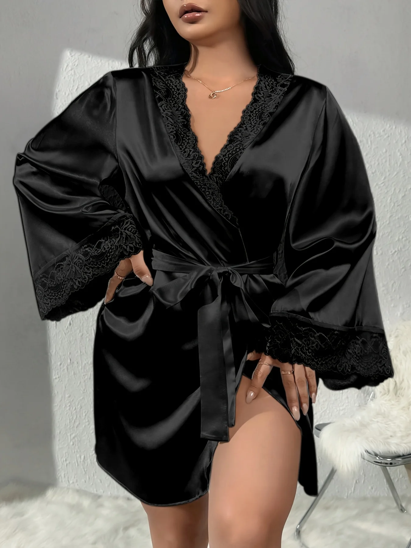 Chemise de nuit grande taille pour femmes, ceinture sexy en dentelle avec nœud en V, vêtements de détente amples en satin