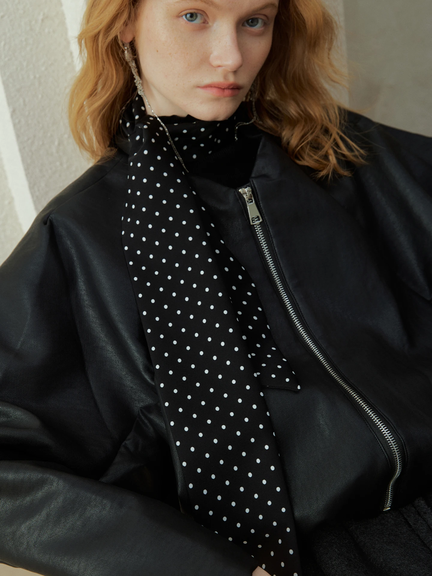 เสื้อโค้ทหนัง PU ลายจุดทรงหลวมแบบ Batwing สำหรับผู้หญิง แฟชั่นฤดูใบไม้ผลิและฤดูใบไม้ร่วง ปิดด้วยซิป